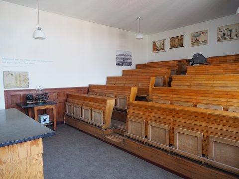 Ein alltes Ausstellungs-Klassenzimmer im Schulmuseum Bremen.